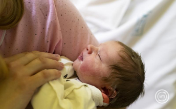 Újévi baba - Miskolcon és Nyíregyházán születtek az újév első babái