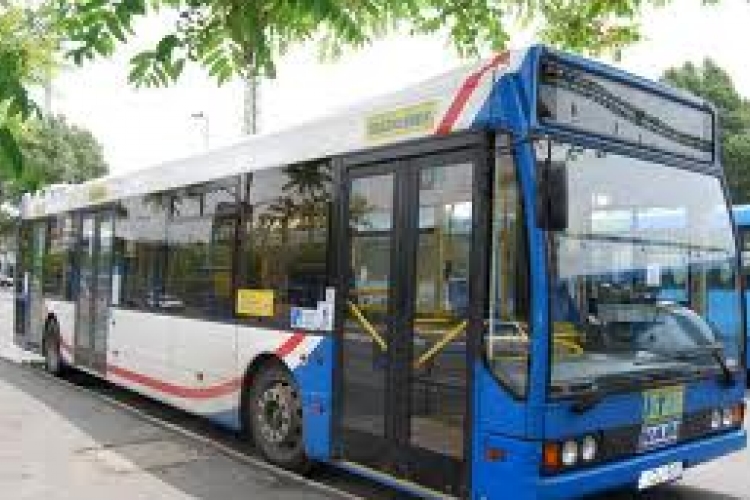 Digitális kijelzők tájékoztatják az utasokat a buszmegállókban Kaposváron