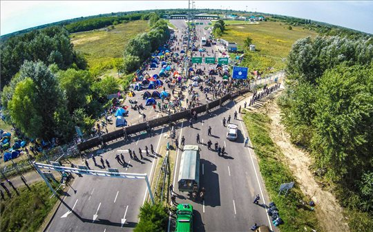 Illegális bevándorlás - családokat egyesítettek újra a rendőrök Röszkénél