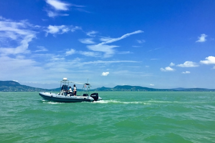 Elsodort egy hajót a szél a Balatonon, többeket ki kellett menteni